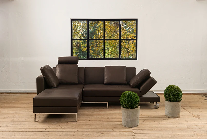 Brühl Four Two Compact in dunklem Bezug als Ecksofa mit Longchair im Wohnraum