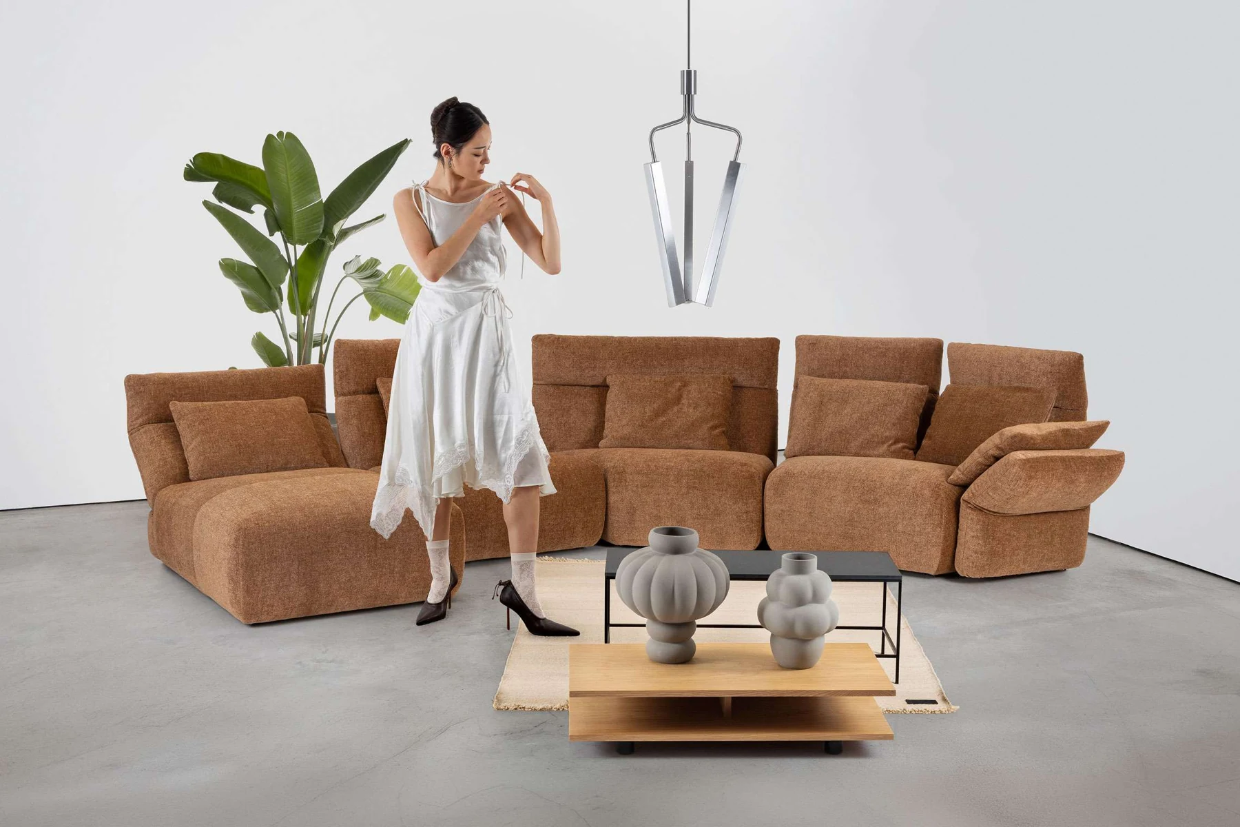 Brühl Sapana als großzügige braune Eckkonstellation mit weichen Modulen und Armlehne im Wohnraum