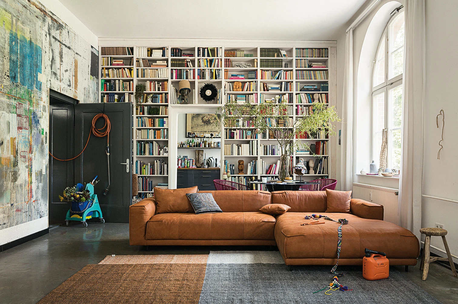 freistil 136 als braune Lounge-Eckkombination vor einem großen Bücherregal im Wohnraum