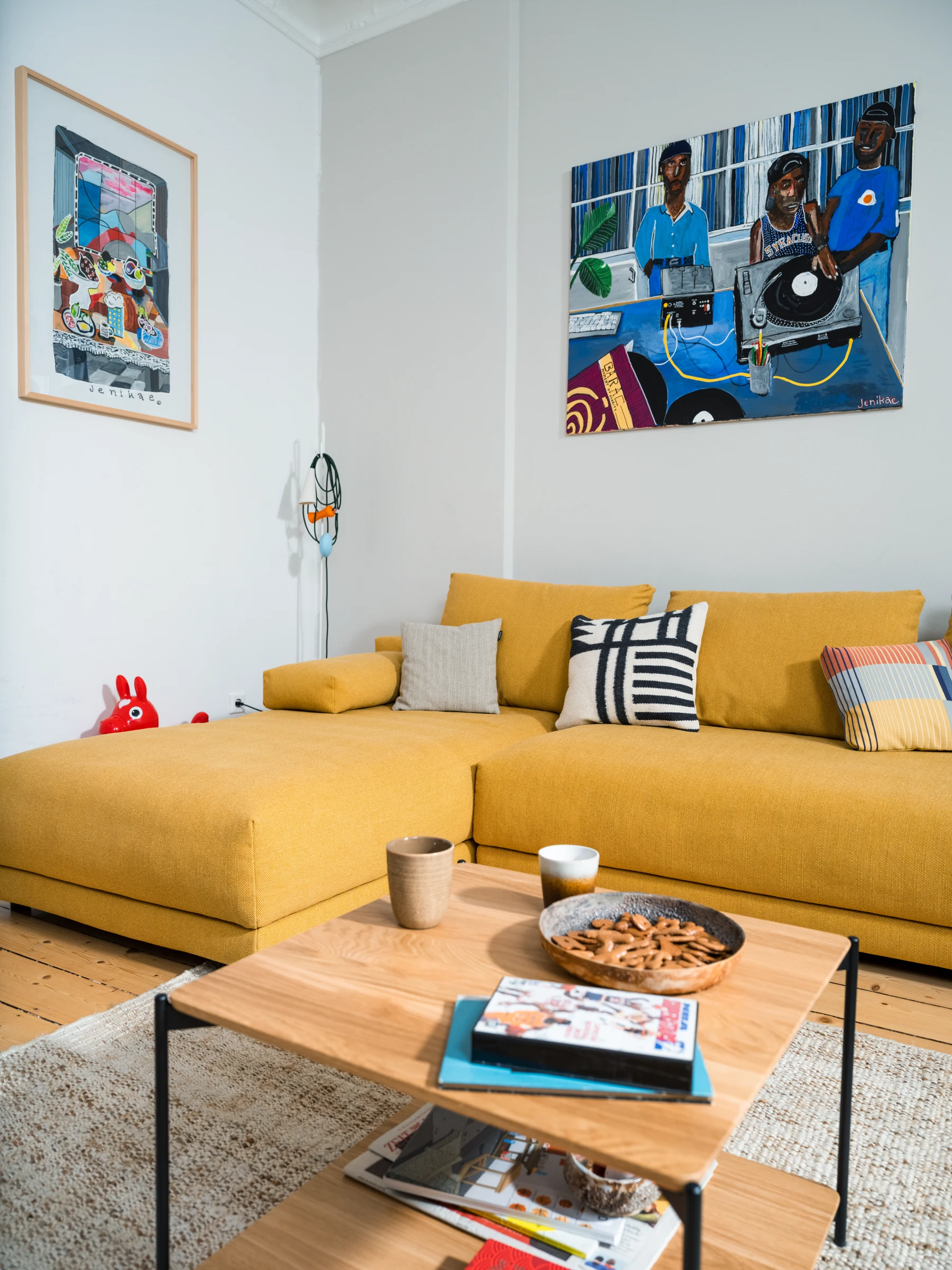 freistil 142 als gelbe Eckkombination mit Longchair, Kissen und Holztisch im Wohnraum